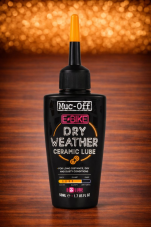 MUC-OFF EBIKE CERAMIC DRY LUBE - Mazivo s keramikou na řetěz elektrokol do suchých podmínek MUC-OFF EBIKE CERAMIC DRY LUBE - Mazivo s keramikou na řetěz elektrokol do suchých podmínek